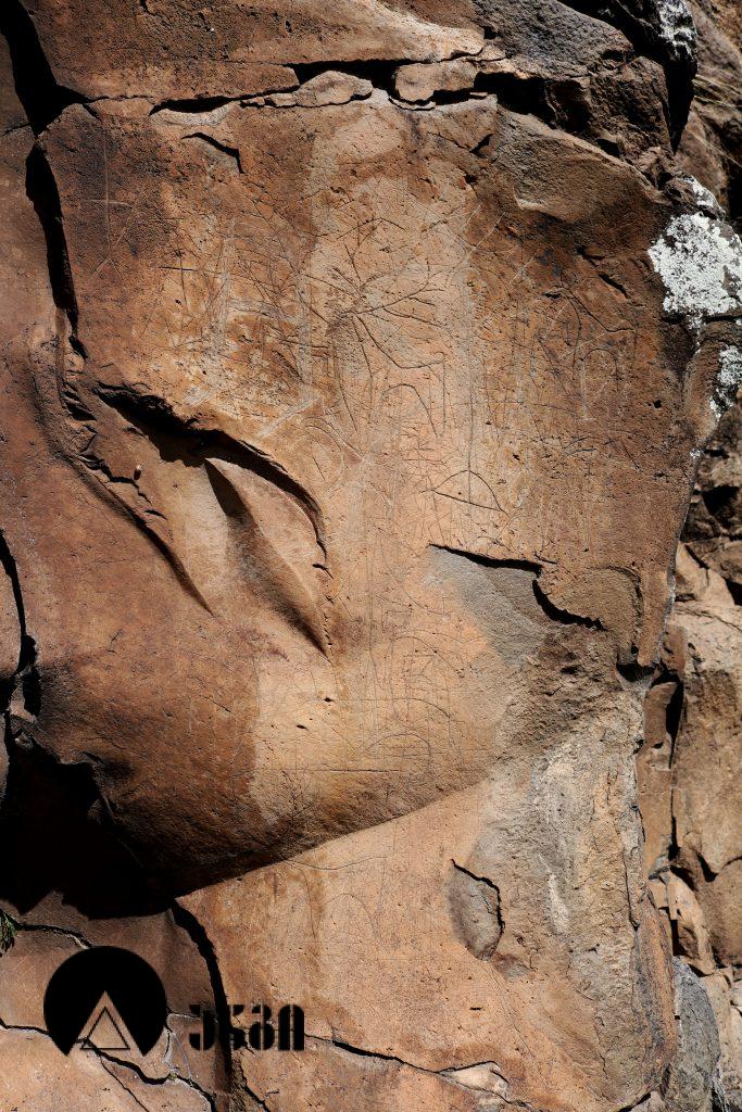 თრიალეთის პეტროგლიფები