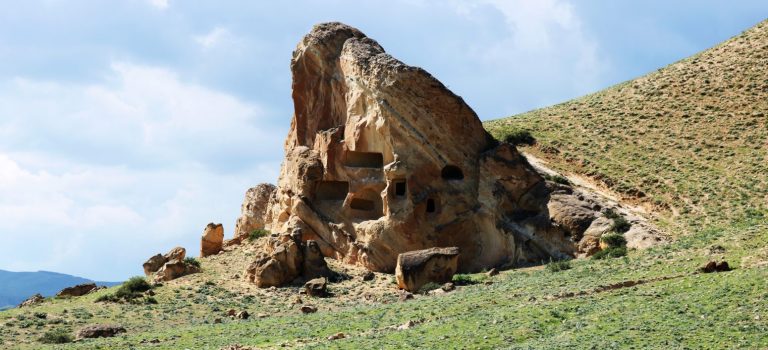 კასპის აკლდამები (კასპის ნეკროპოლი) კასპის აკლდამები (კასპის ნეკროპოლი)